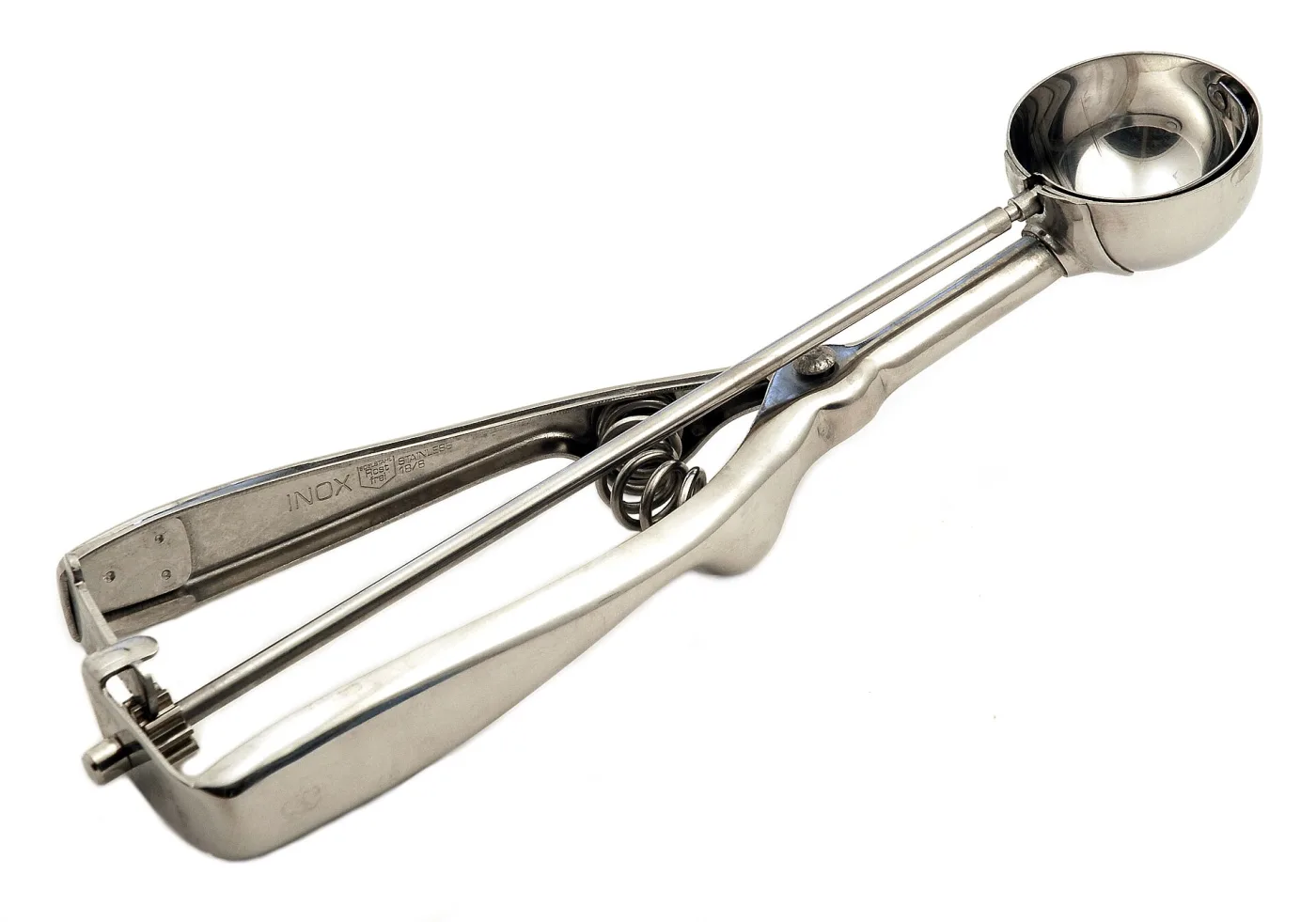 Squeeze-handle disher with its flat arm stamped INOX, ROSTFREI and 18/8 STAINLESS, and a size number faintly struck on the frame below