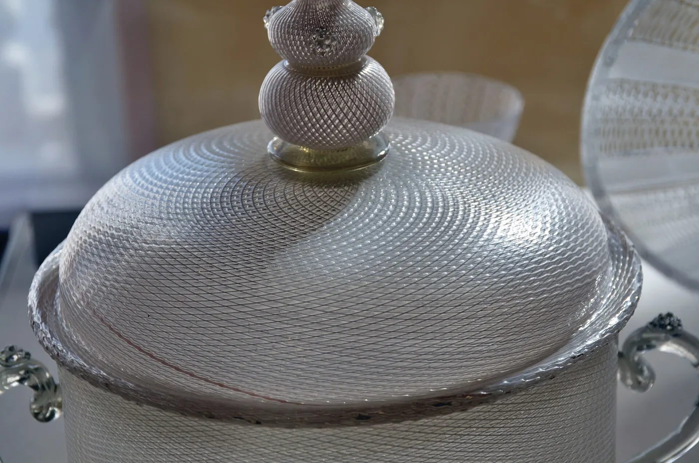 Lidded filigrana bowl with a finial, the white thread pattern continuing across the cover